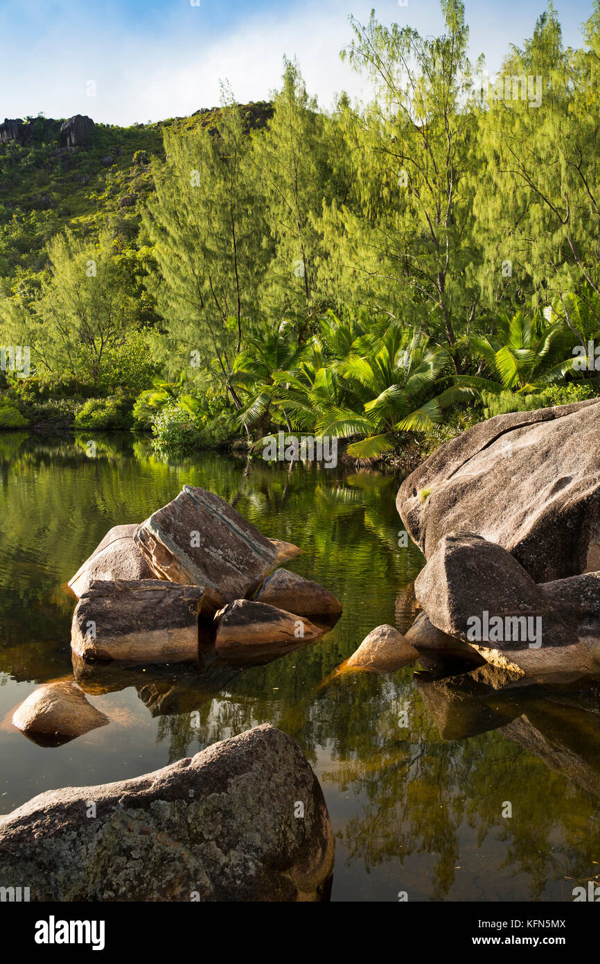 Les Seychelles, Praslin, Anse Lazio, lagune d'eau douce derrière plage entourée de plantes tropicales Banque D'Images