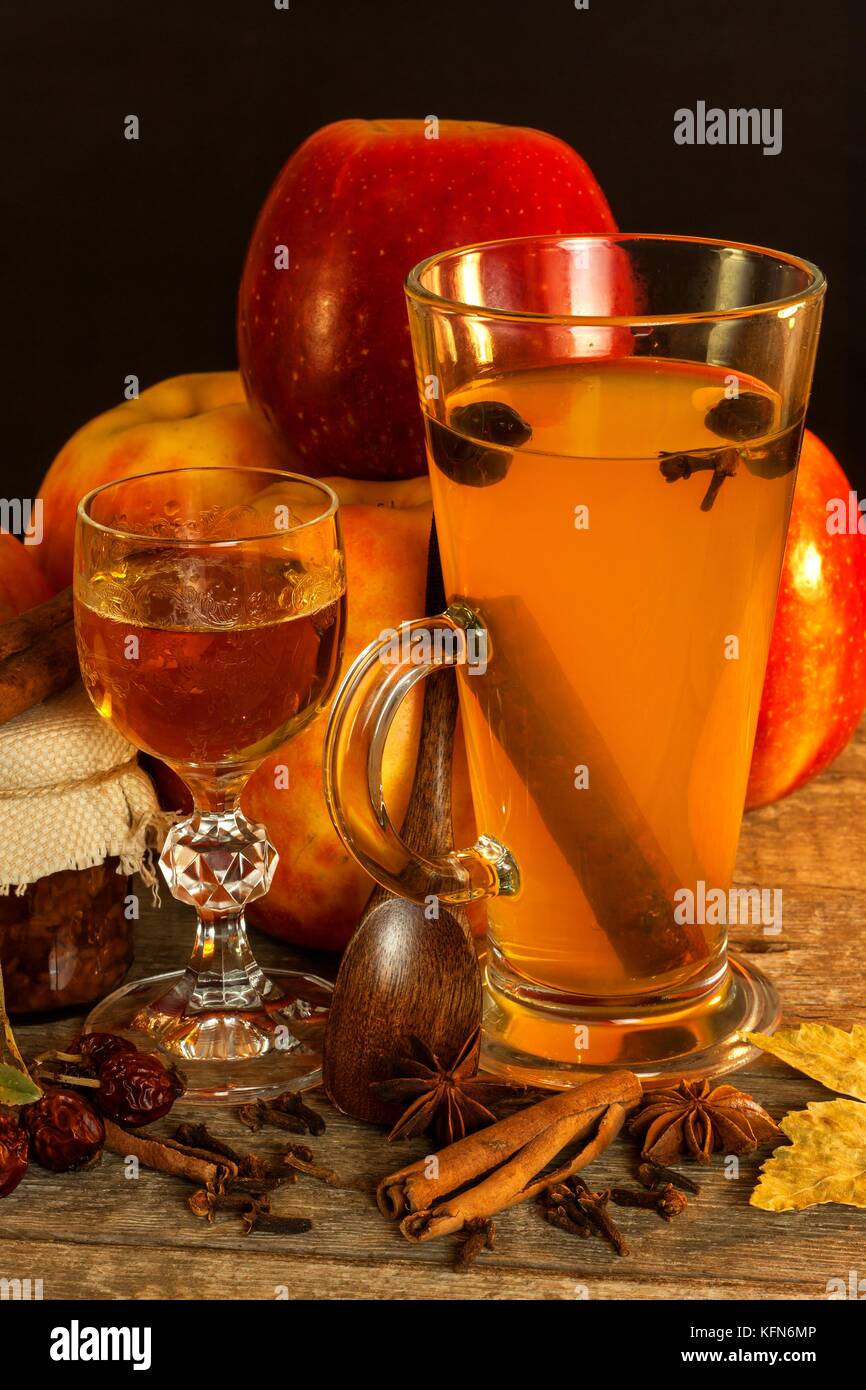 Apple chaud verre de rhum. boisson traditionnelle pour les soirées d'hiver Banque D'Images