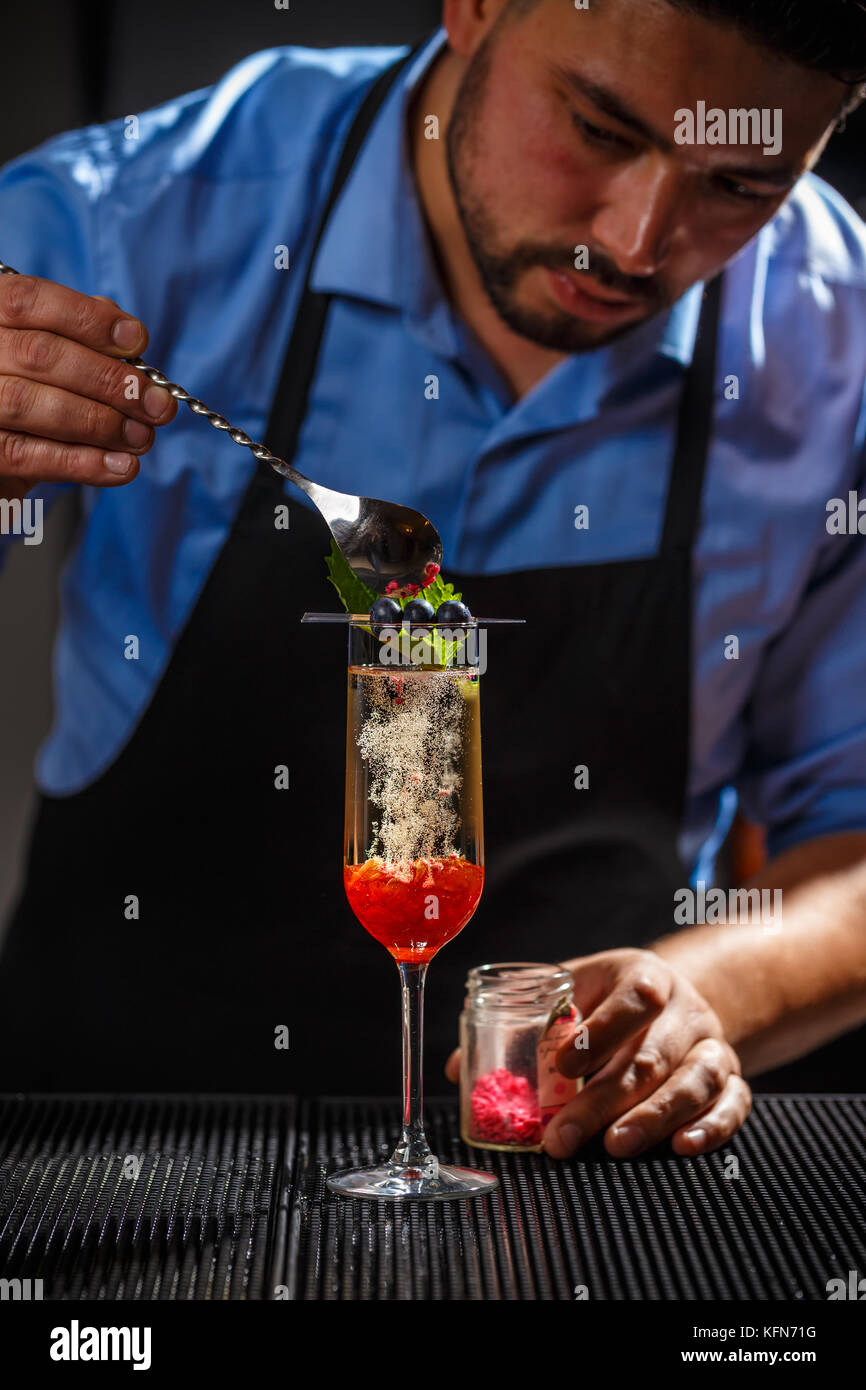 Barman la préparation d'un cocktail au champagne avec confiture rose Banque D'Images
