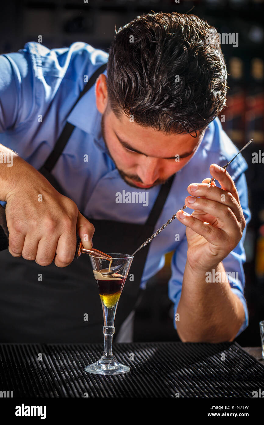 Le barman prépare cocktail tourné en couches Banque D'Images