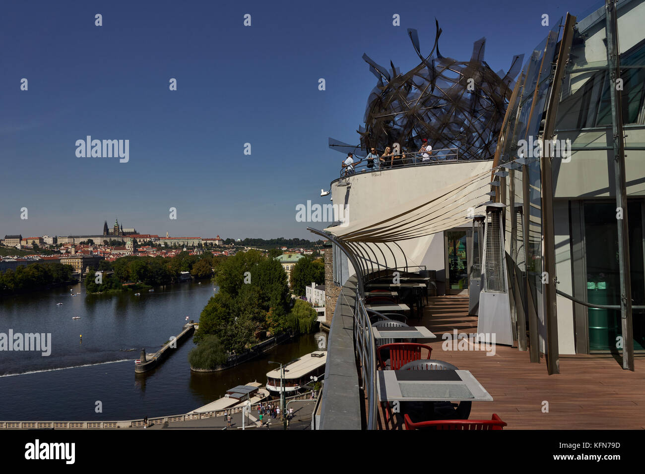 Vue sur le château de Prague à partir de la maison qui danse conçu par Frank Gehry. Prague, République Tchèque Banque D'Images