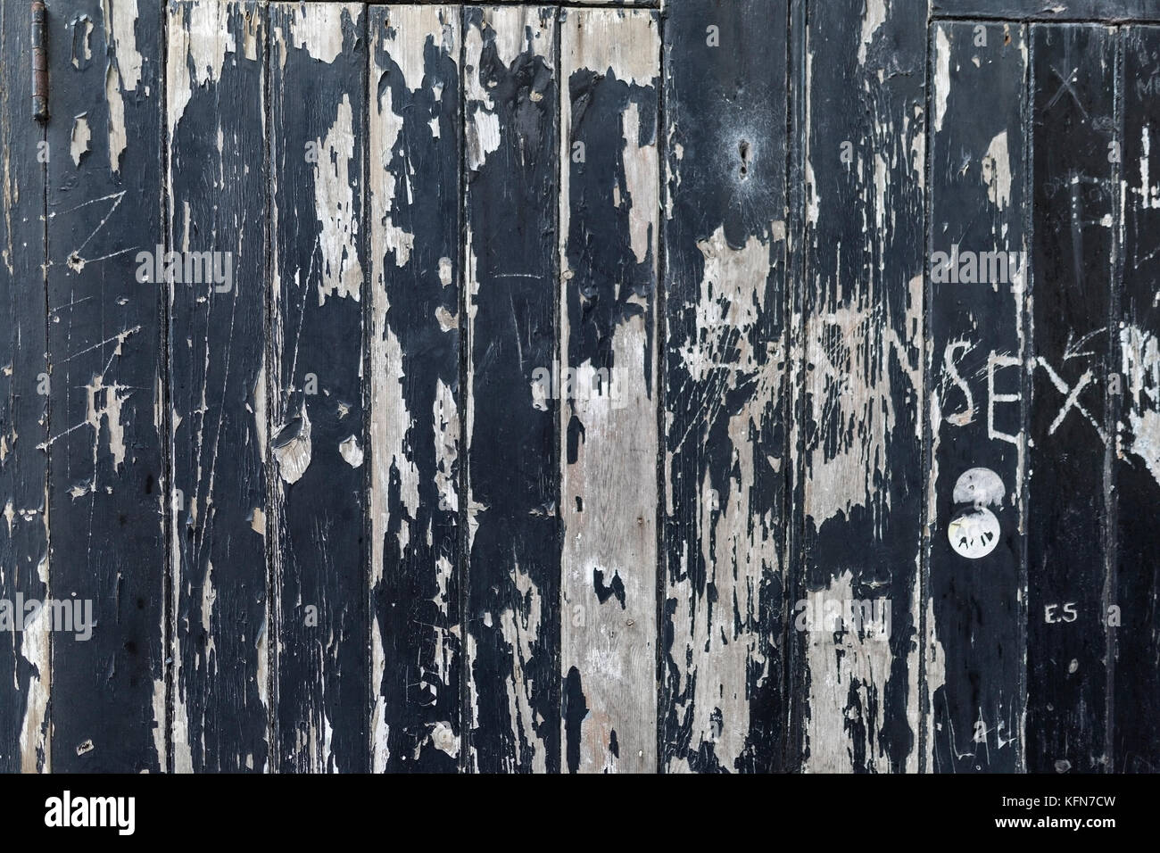 Vandalisées, stratched noir et écaille de peinture de barricadèrent wood windows crée une texture grunge background, UK Banque D'Images