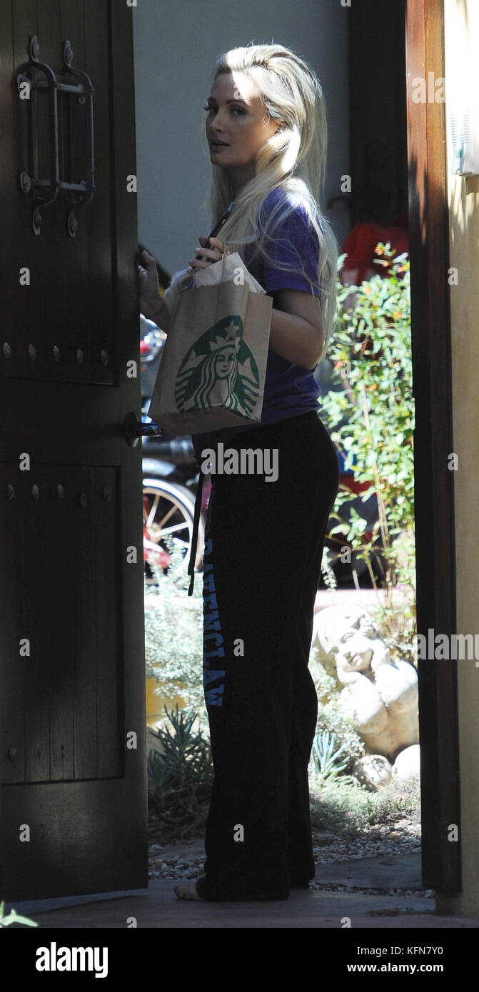 Holly Madison, partenaire de Hugh Hefner, reçoit une livraison Starbucks à son domicile avec : Holly Madison où : Hollywood, Californie, États-Unis quand : 29 Sep 2017 crédit : WENN Banque D'Images
