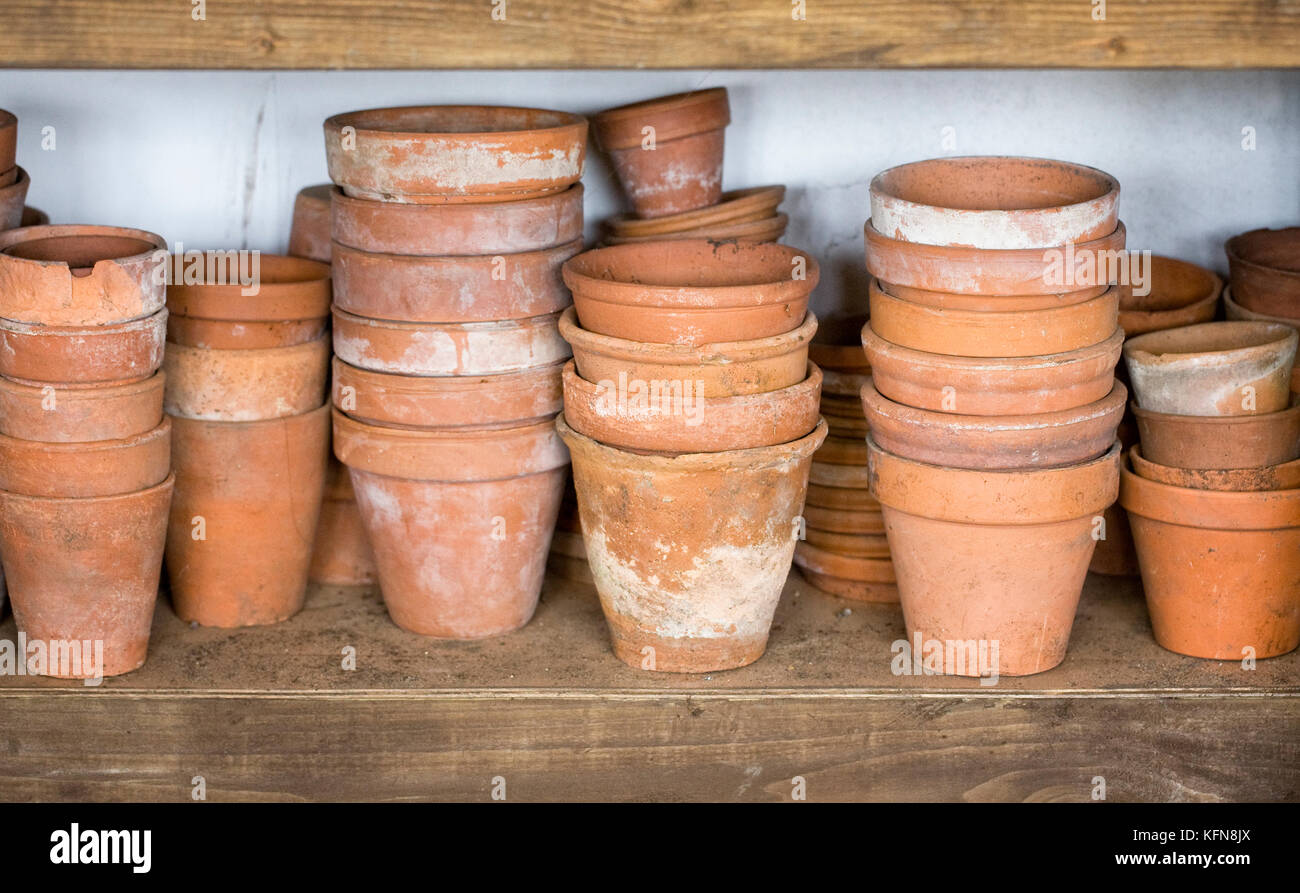 Pots teracotta empilés dans un abri de jardin. Banque D'Images