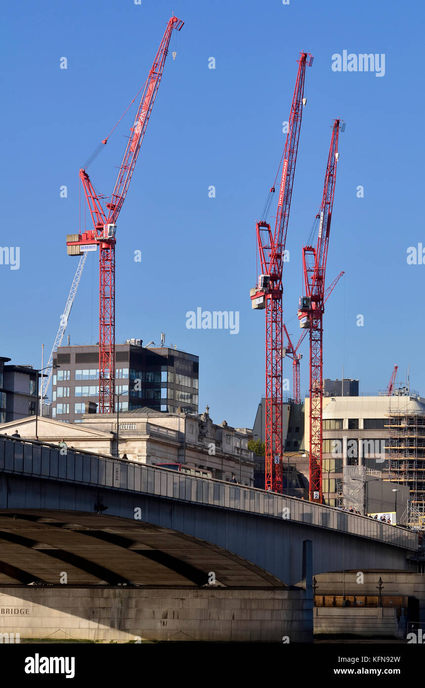 Grues à tour, London Bridge, London, UK. Banque D'Images