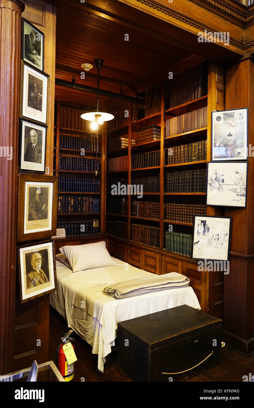 Le lit de sieste de Thomas Edison avec des photos signées des présidents américains dans sa bibliothèque dans le parc historique national de Thomas Edison.West Orange.New Jersey.USA Banque D'Images