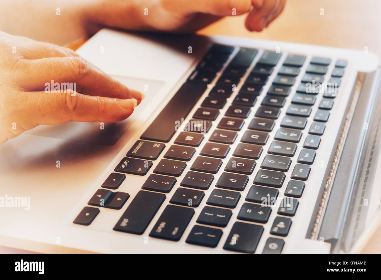 Woman working on laptop, les mains sur le clavier Banque D'Images
