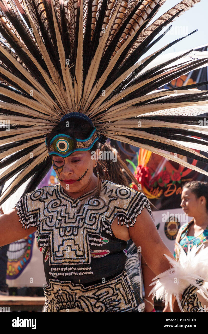 San Diego, CA, États-Unis – 28 novembre 2017 : les danseurs aztèques célèbrent la Journée des morts de Dia de los Muertos dans la vallée de Mission et la vieille ville de San Diego, Califo Banque D'Images