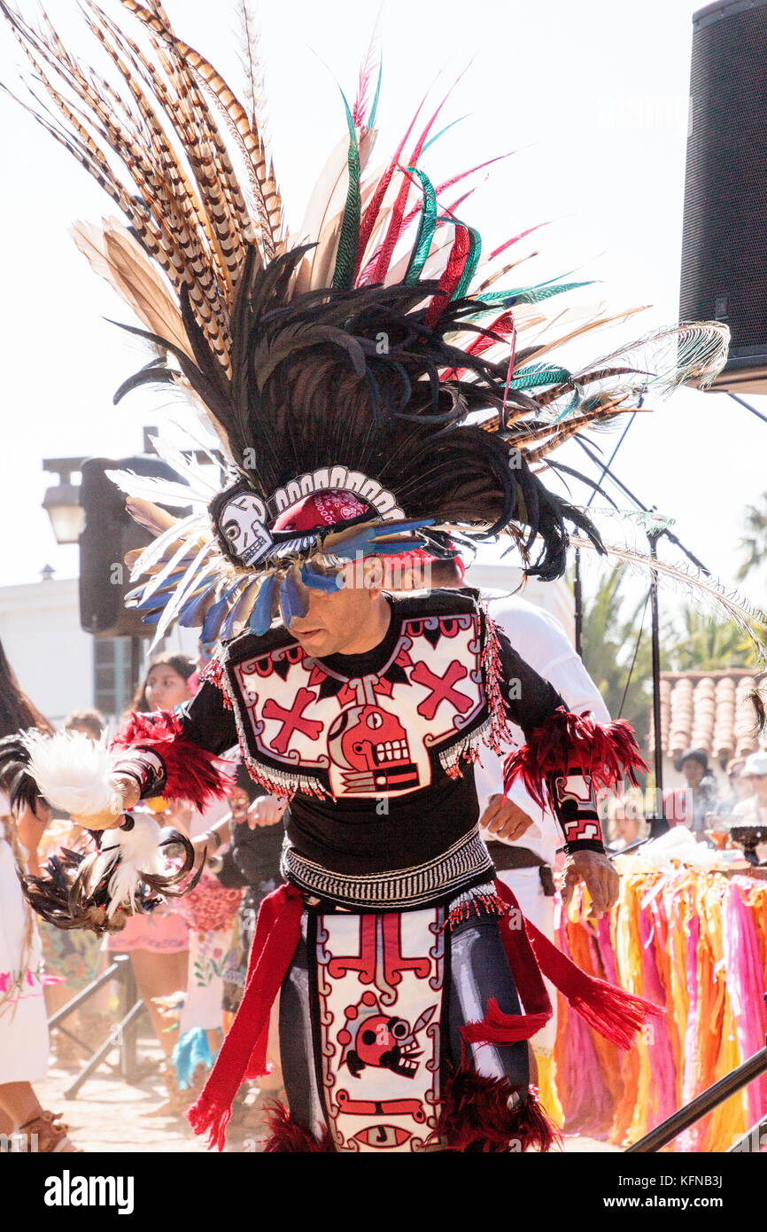 San Diego, CA, USA - 28 novembre 2017 : célébrer les danseurs aztèques dia de los muertos le jour des morts dans la vallée de la mission et de la vieille ville de San Diego, califo Banque D'Images