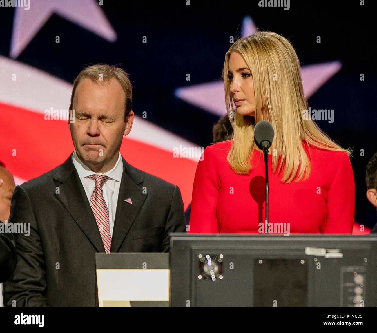 Cleveland Ohio, USA, 21 juillet , 2016 Rick gates se trouve à côté de Ivanka Trump pendant le son sur scène des chèques dans l'arène de Quicken pour la convention nationale républicaine Banque D'Images
