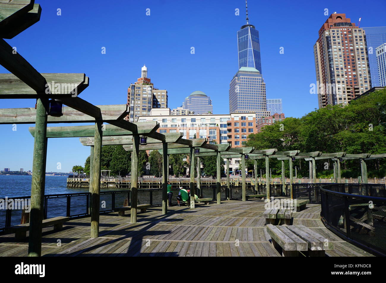 South Cove park, waterfront à Battery Park City avec la toile de la WTC Freedom Tower, New York City, NY, USA Banque D'Images
