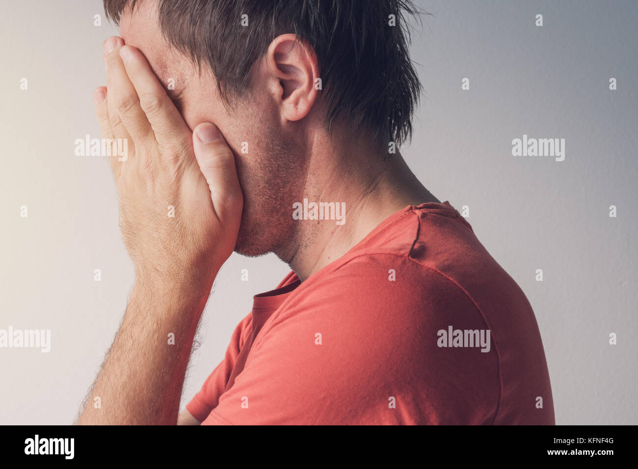 Honte man covering face. la honte, honte et embarras Banque D'Images