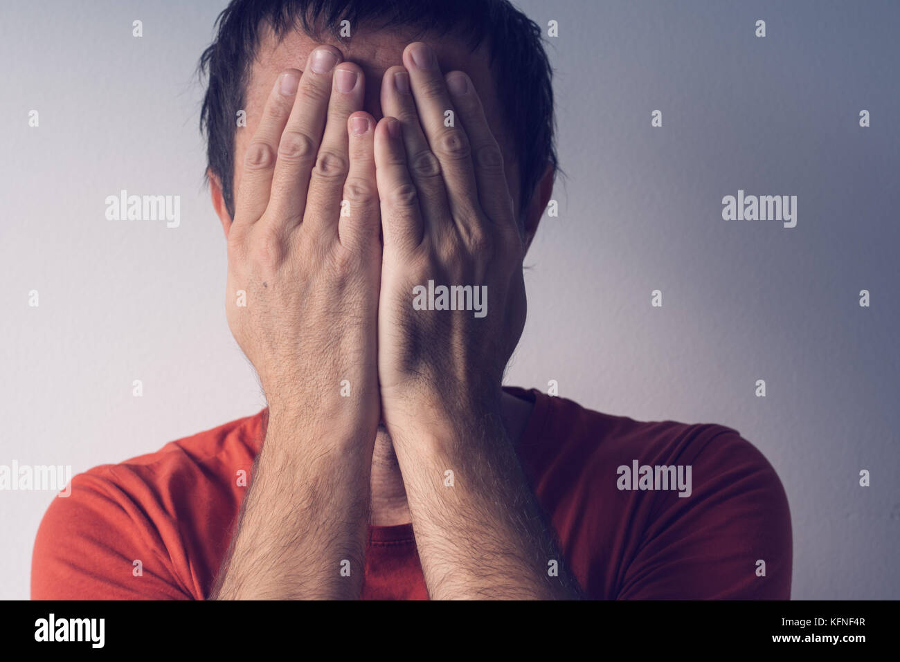 Honte man covering face. la honte, honte et embarras Banque D'Images