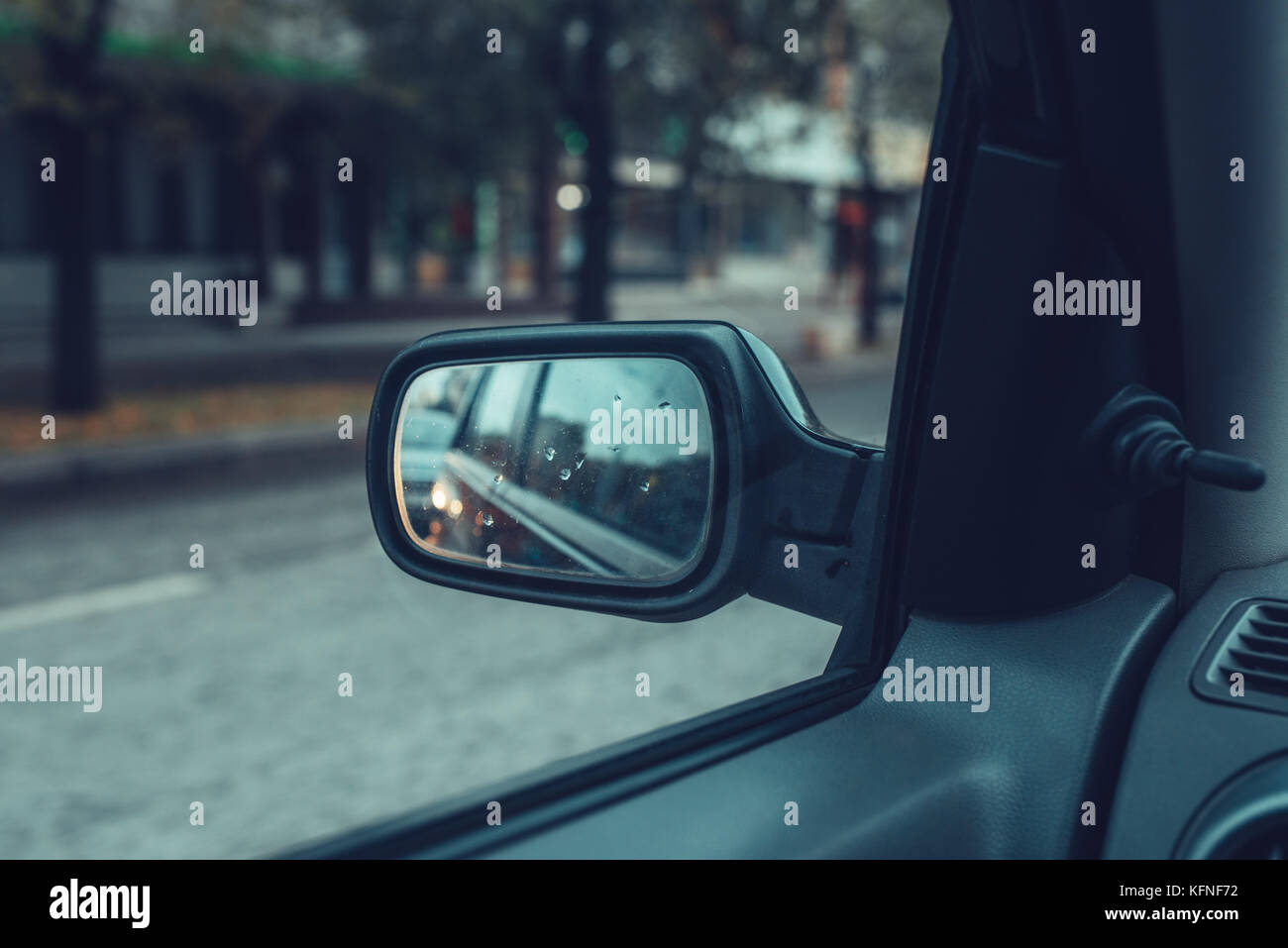 Reflet de la circulation urbaine à côté de la voiture miroir. la conduite en milieu urbain sur la journée d'automne. assurance auto et entretien du véhicule concept. Banque D'Images
