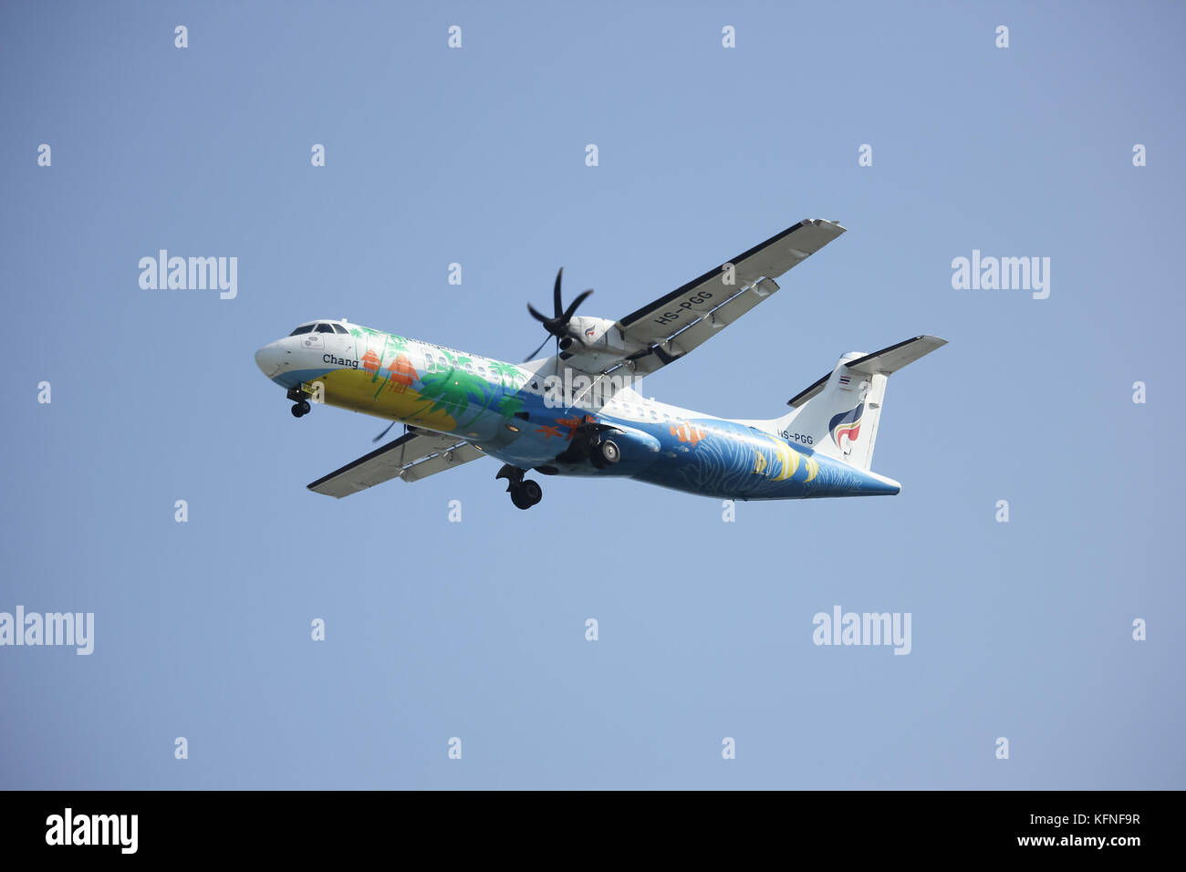 Chiang Mai, Thaïlande - 16 décembre 2015 : hs-pgg ATR 72-200 de Bangkok Airways à l'atterrissage à l'aéroport de Chiangmai ,. vol de Yangoon. Banque D'Images