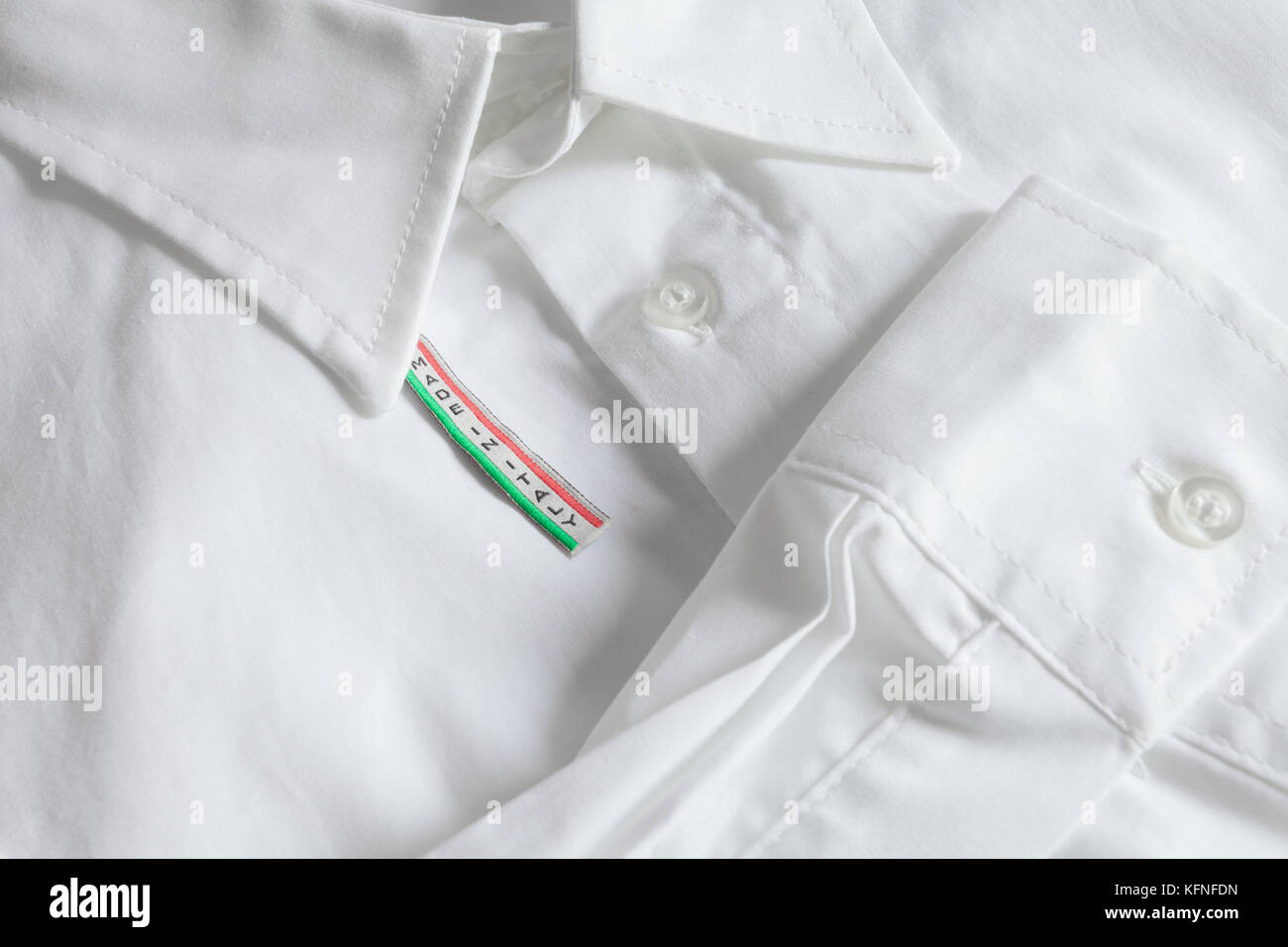 Fabriqué en Italie chemise blanche sur l'étiquette Banque D'Images