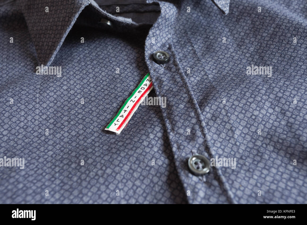 Fabriqué en Italie chemise en coton bleu sur l'étiquette Banque D'Images