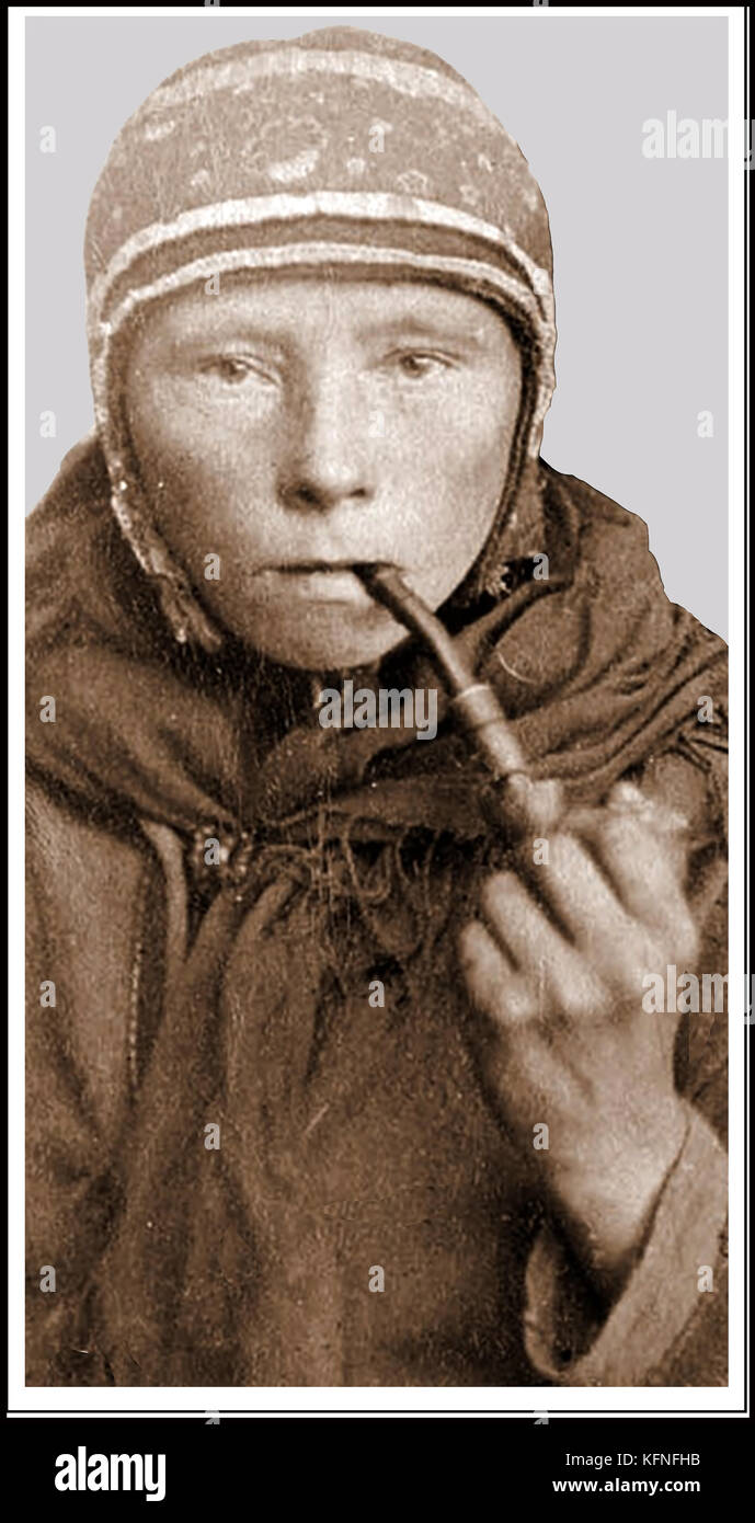 Histoire du tabac- femme fumeur --le peuple sami de Laponie (hommes et femmes) les tuyaux de fumée fabriqués à partir des os de renne Banque D'Images