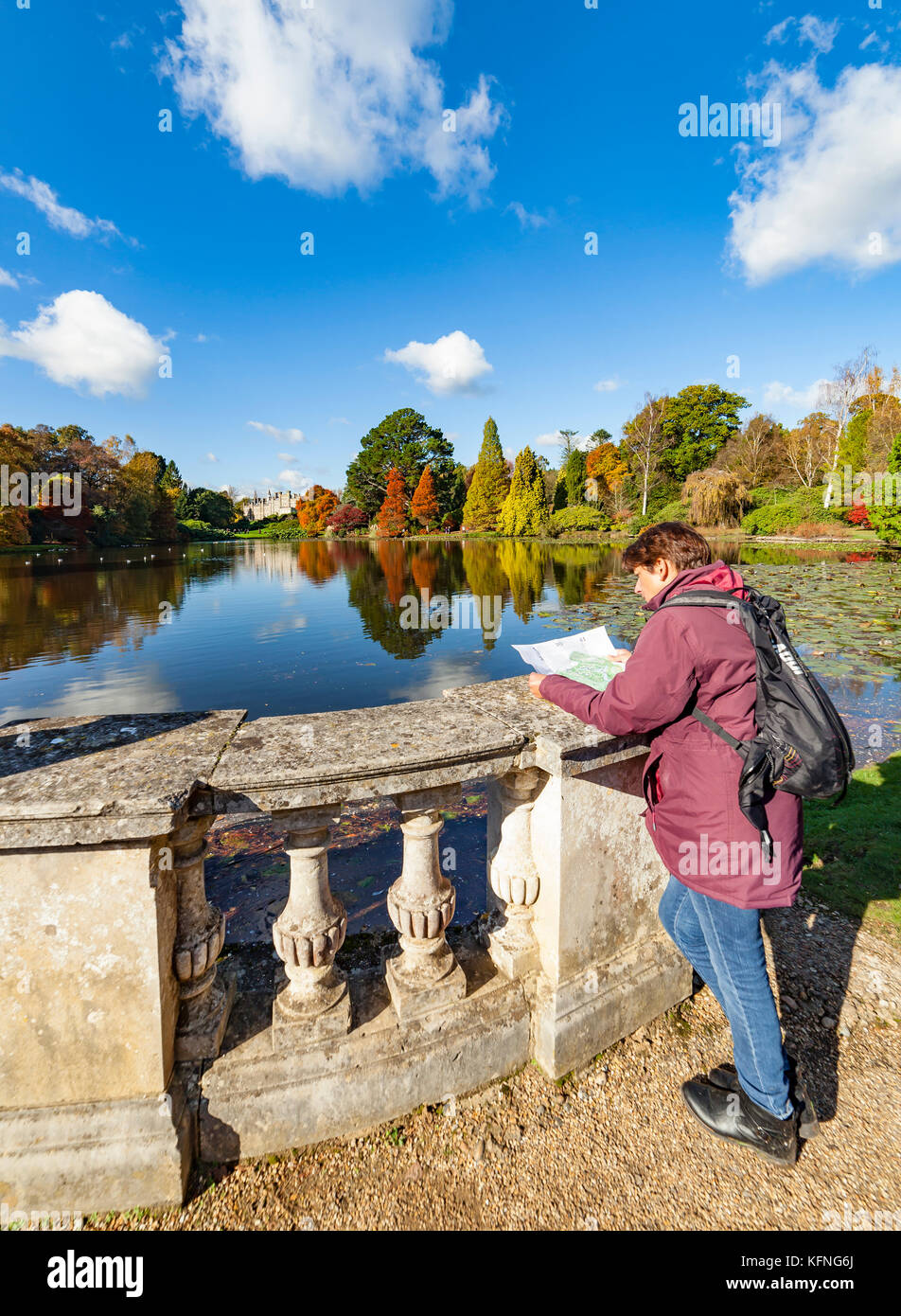 Femme lisant un guide, Sheffield Park Gardens. Banque D'Images