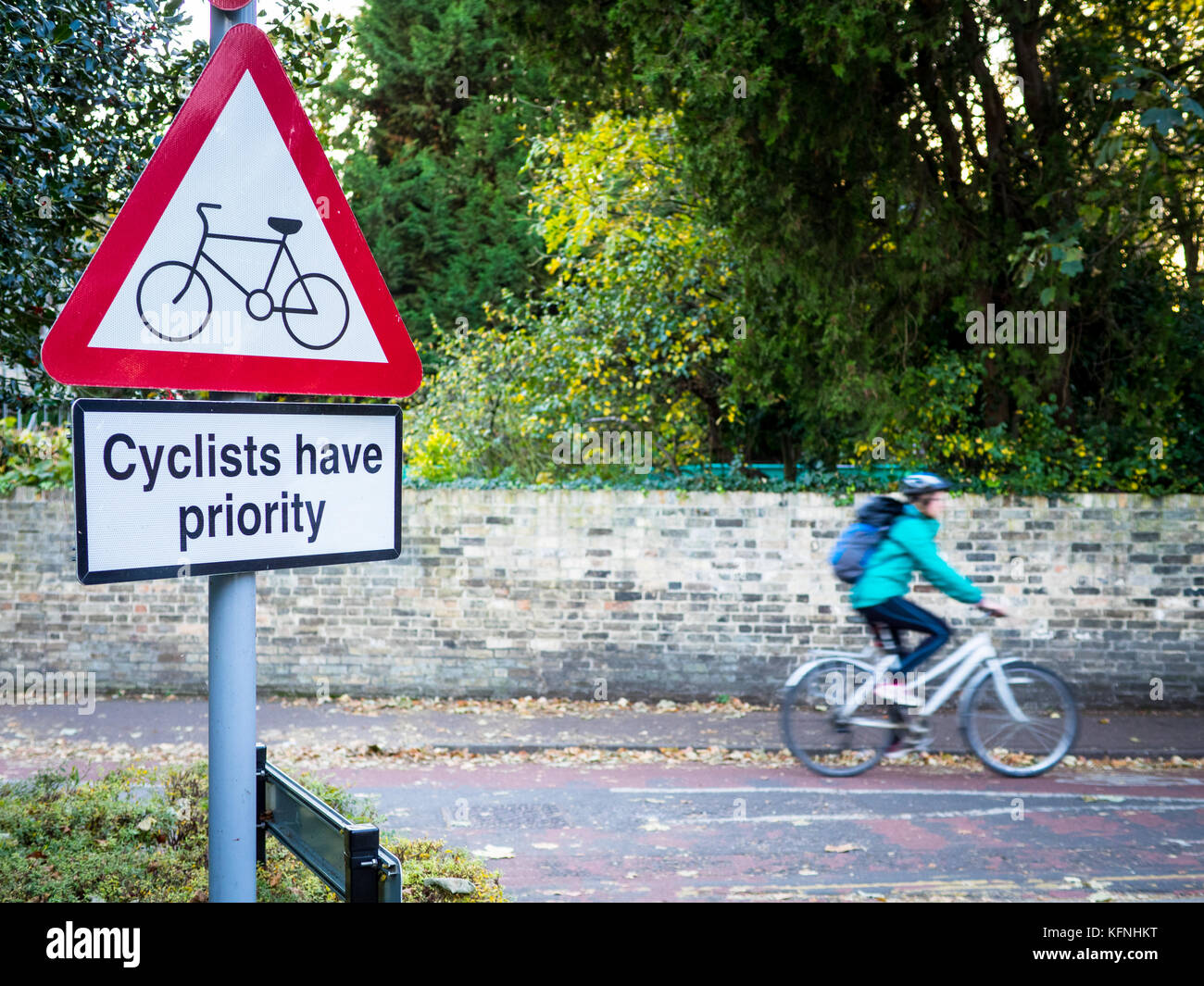 Sécurité à vélo - sécurité à vélo - sécurité à vélo - les cyclistes ont la priorité où une route latérale traverse un chemin de cycle à Cambridge au Royaume-Uni Banque D'Images