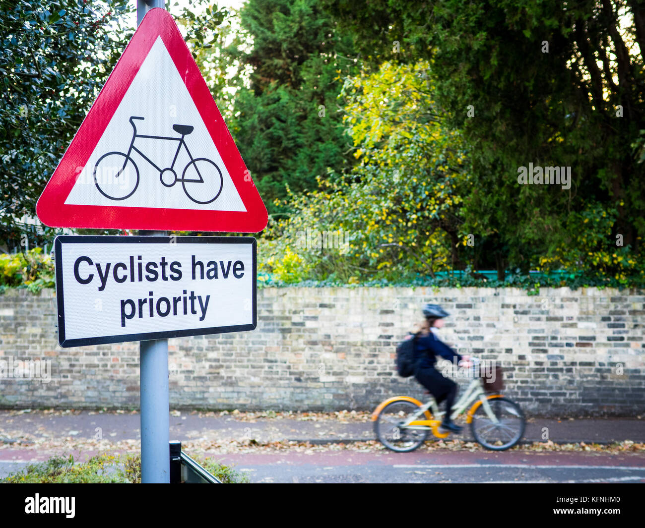 Sécurité à vélo - sécurité à vélo - sécurité à vélo - les cyclistes ont la priorité où une route latérale traverse un chemin de cycle à Cambridge au Royaume-Uni Banque D'Images