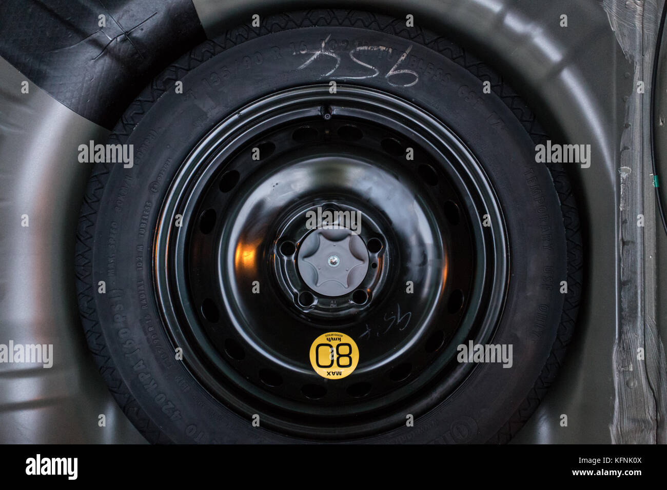 Roue de secours dans le coffre, Close up Photo Stock - Alamy