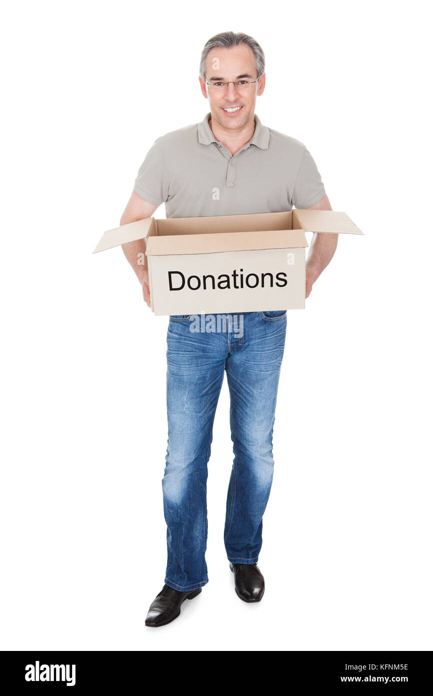 Happy man holding donation box isolé sur fond blanc Banque D'Images