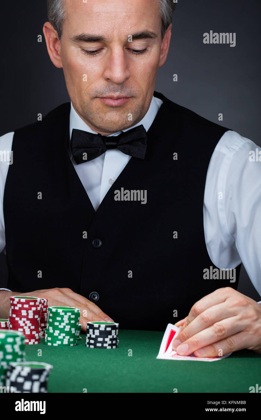 Close-up d'une main de poker player avec cartes et puces Banque D'Images