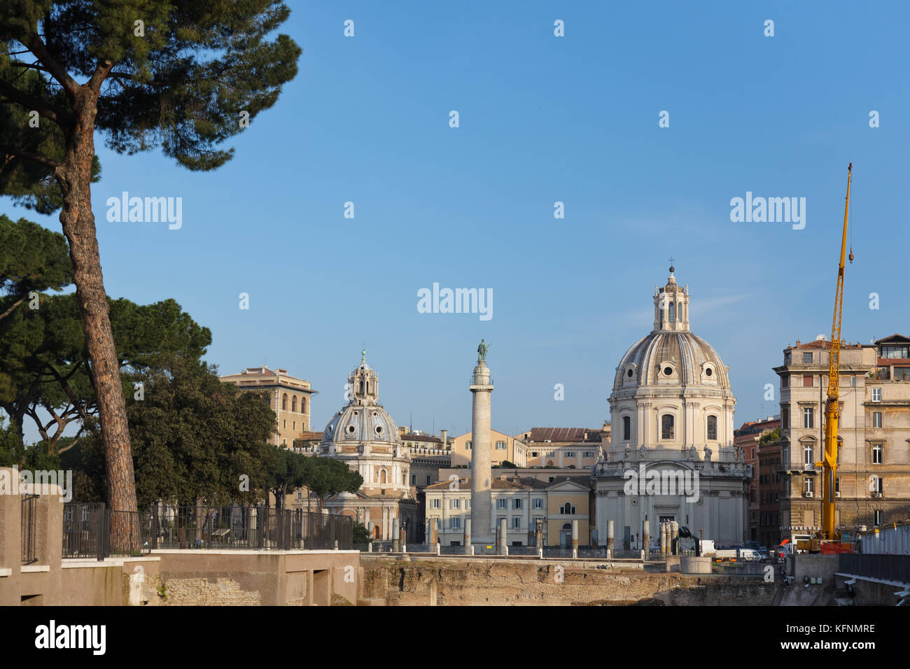 Vue de Santa Maria di Loreto, Santissimo Nome di Maria al Foro traiano et la colonne Trajane sur le Forum de Trajan, Rome, Italie Banque D'Images