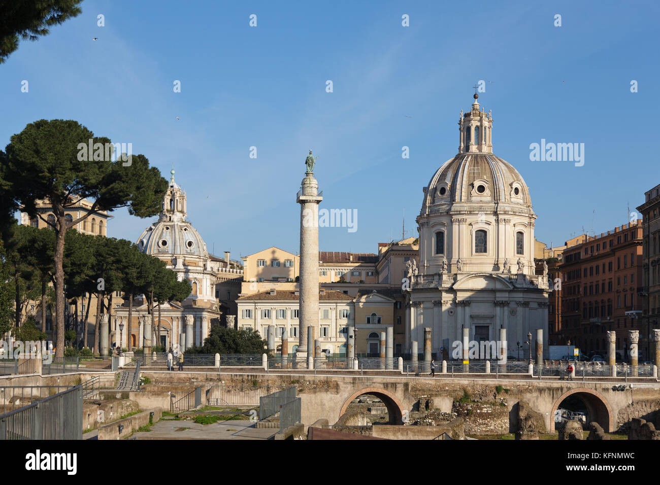 Vue de Santa Maria di Loreto, Santissimo Nome di Maria al Foro traiano et la colonne Trajane sur le Forum de Trajan, Rome, Italie Banque D'Images