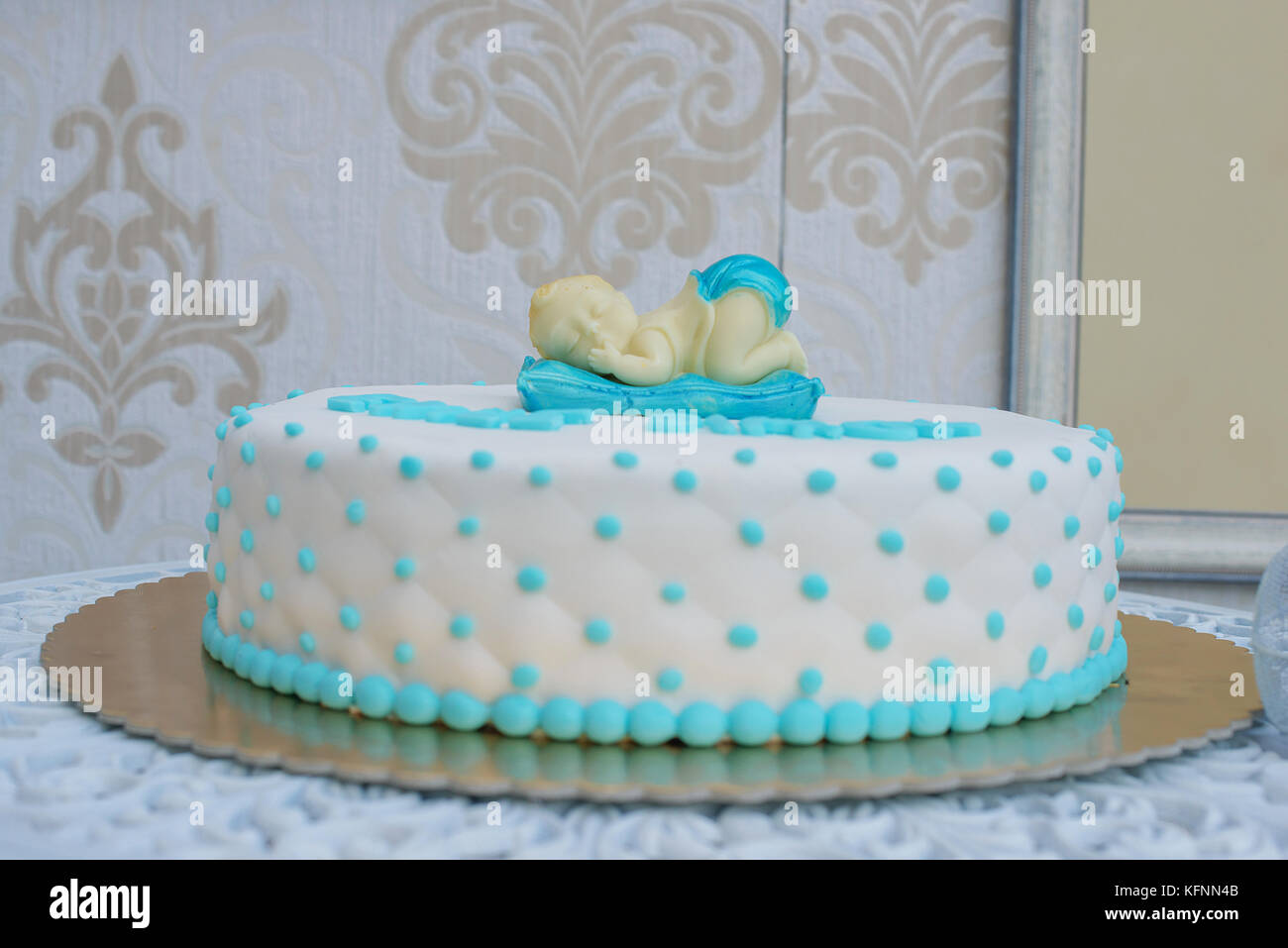 Douche Pour Bebe Ou Premier Gateau D Anniversaire Pour Un Garcon Avec Un Bebe Endormi Et La Decolleteuse Comme Coussin Cerise Photo Stock Alamy Douche Pour Bebe Ou Premier Gateau D Anniversaire Pour Un Garcon Avec Un Bebe Endormi Et La Decolleteuse Comme Coussin Cerise Photo Stock Alamy