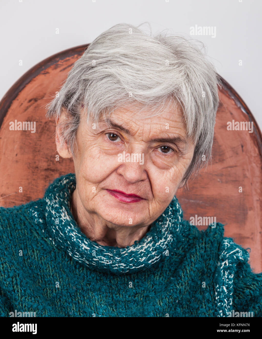 Portrait d'une vieille femme ridée à la recherche de l'appareil photo. Banque D'Images