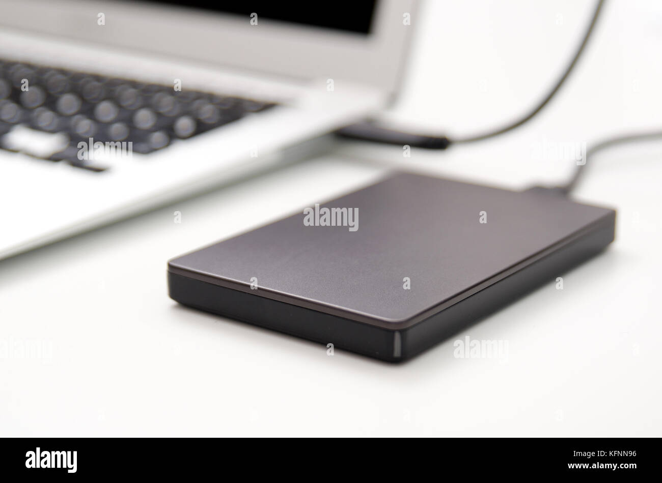 Disque de sauvegarde externe disque dur connecté à l'ordinateur portable. disque dur externe disque de sauvegarde de données informatique concept usb Banque D'Images