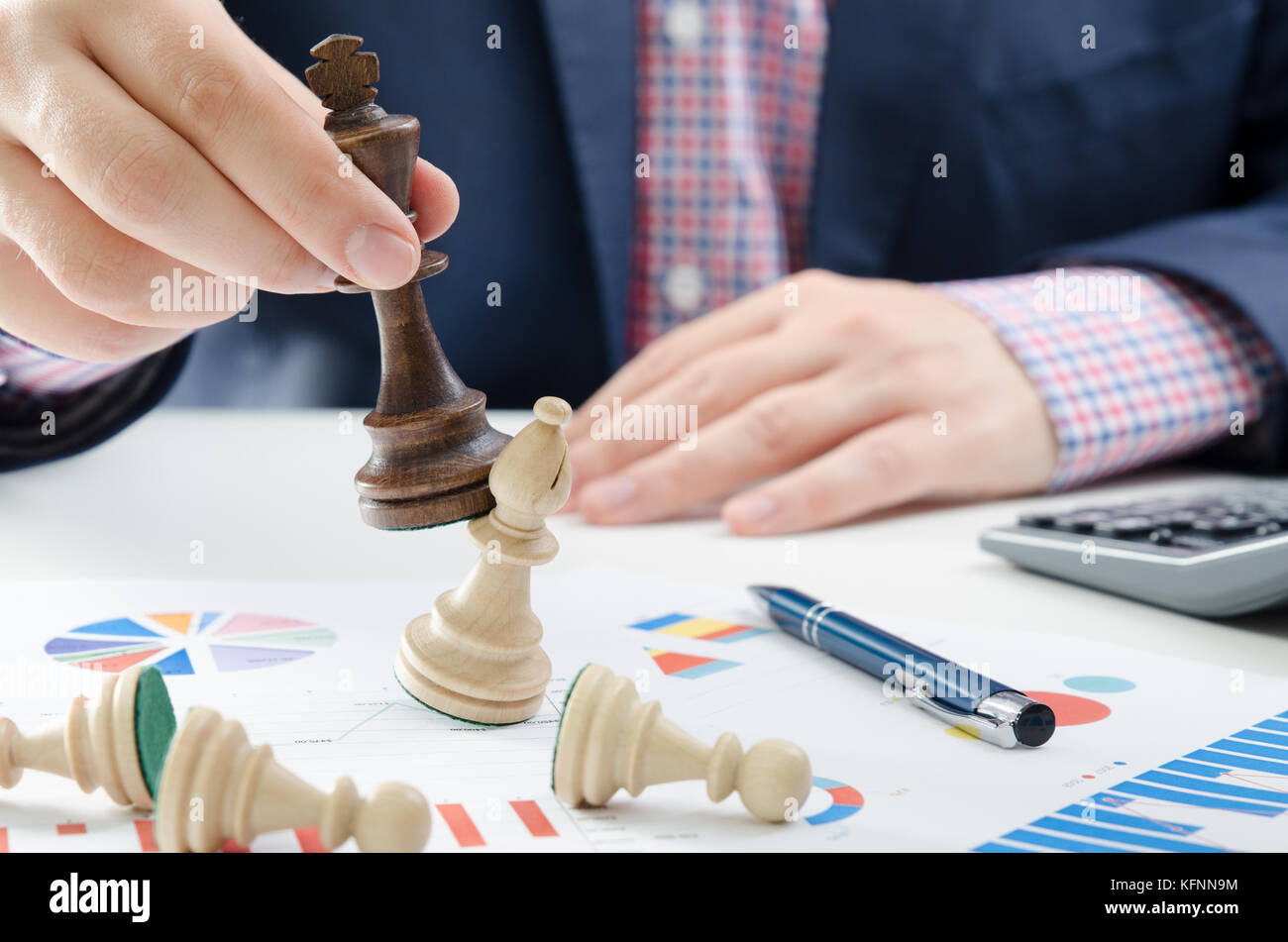 La stratégie de l'entreprise financière d'échecs concept. chef d'équipe holding chess piece. Banque D'Images