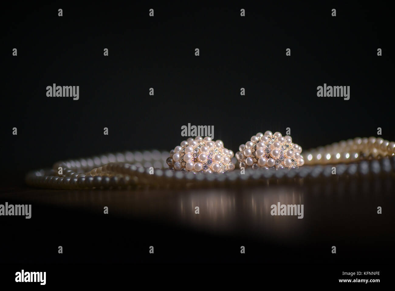 Set de bijoux perles avec de magnifiques grandes boucles d'oreille et collier, support double affichage avec élégance sur un fond noir avec des reflet Banque D'Images