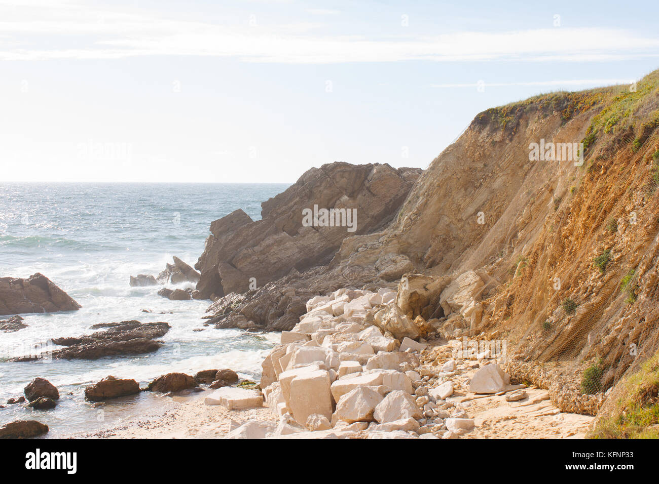 Rock Hill sur la ligne de côte au portugal Banque D'Images