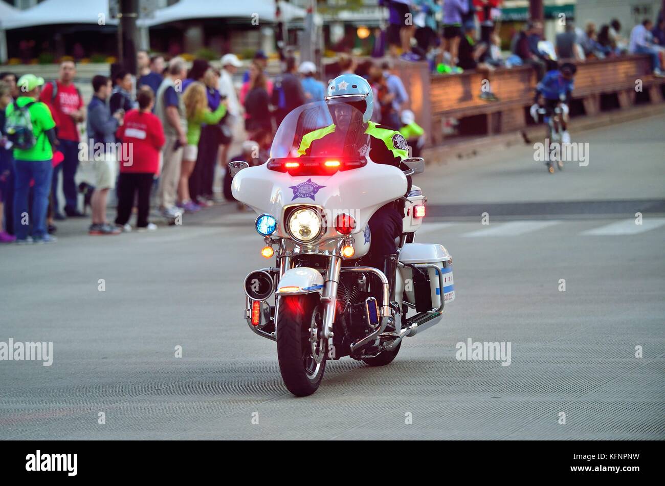 Une moto de police et monté à l'initiative de la 2017 Marathon de Chicago. Chicago, Illinois, USA. Banque D'Images
