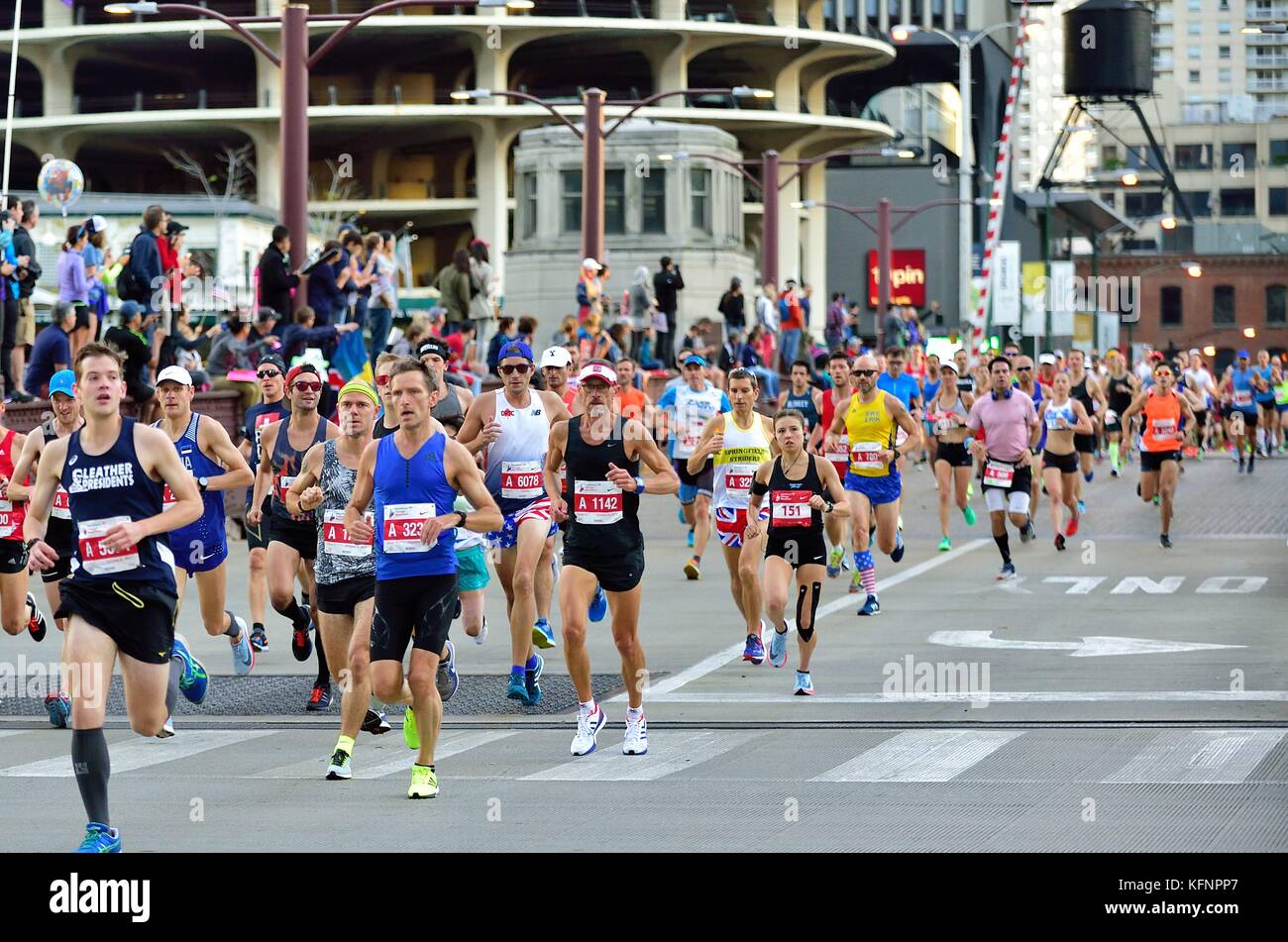 Une foule de coureurs comme ils ont traversé le pont de la rue de l'État lors du 40e anniversaire de l'exécution 2017 Marathon de Chicago. Banque D'Images