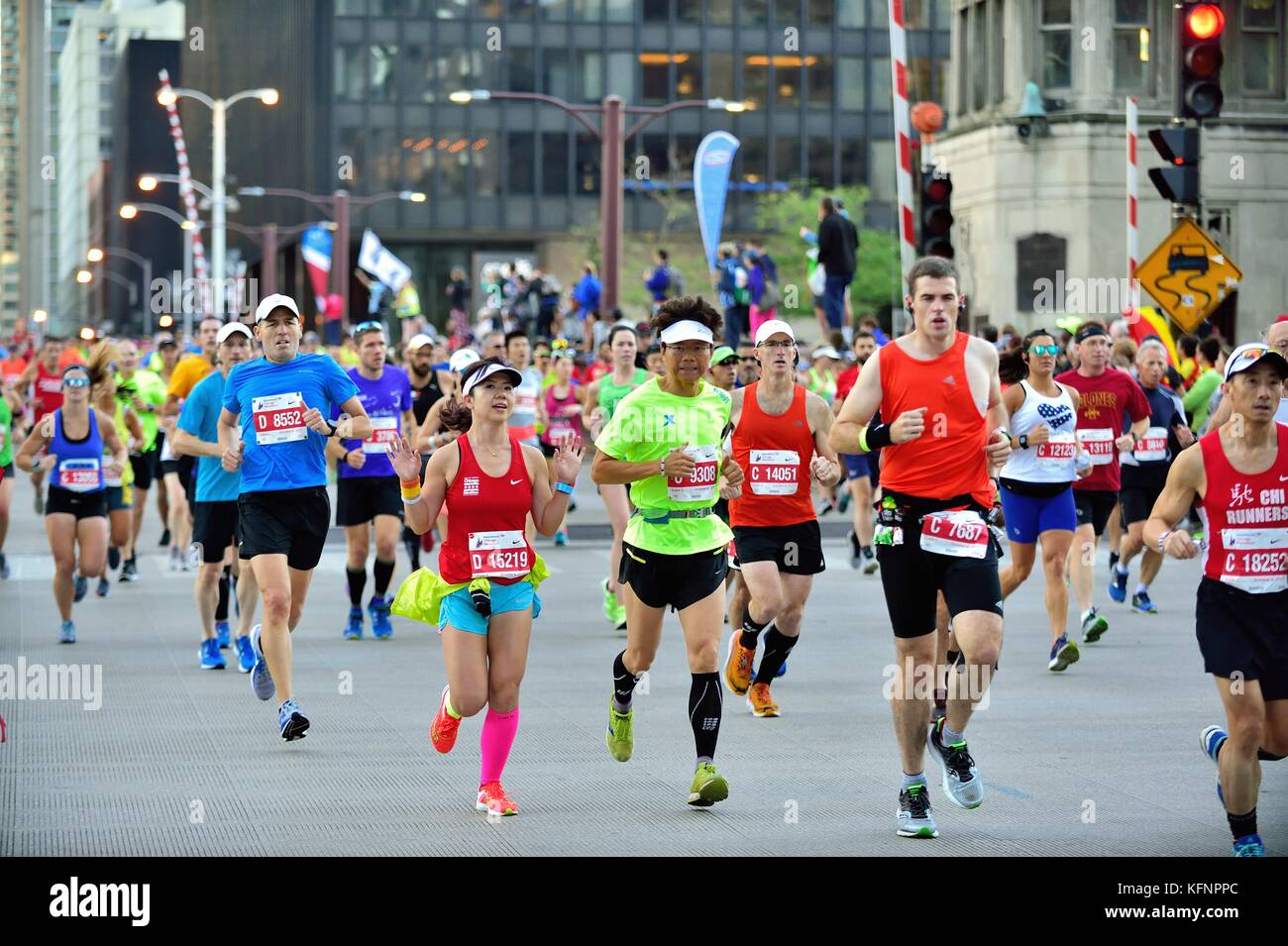 Une foule de coureurs traversant le pont de la rue de l'État lors du 40e anniversaire de l'exécution 2017 Marathon de Chicago. Banque D'Images