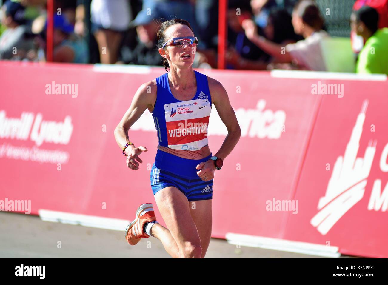 Lisa Weightman de l'Australie avec la ligne d'arrivée en vue (et qui se reflète sur ses lunettes) dans la dernière ligne droite à la 2017 Marathon de Chicago. Banque D'Images
