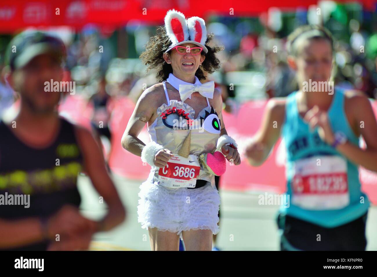 En costume d'un Sato du Japon Masaaki approche de la ligne d'arrivée à la 2017 Marathon de Chicago à la 40e marche de l'événement. Banque D'Images