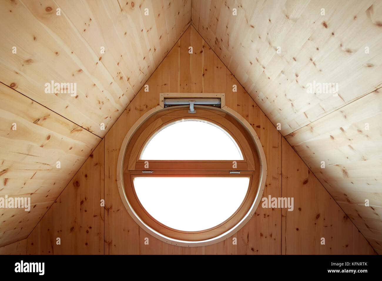 Fenêtre ronde oculus sur mezzanine en bois Photo Stock - Alamy