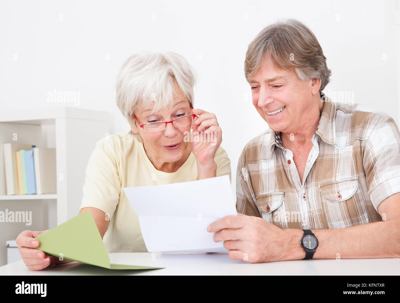 Portrait of happy senior couple reading lettre ensemble Banque D'Images