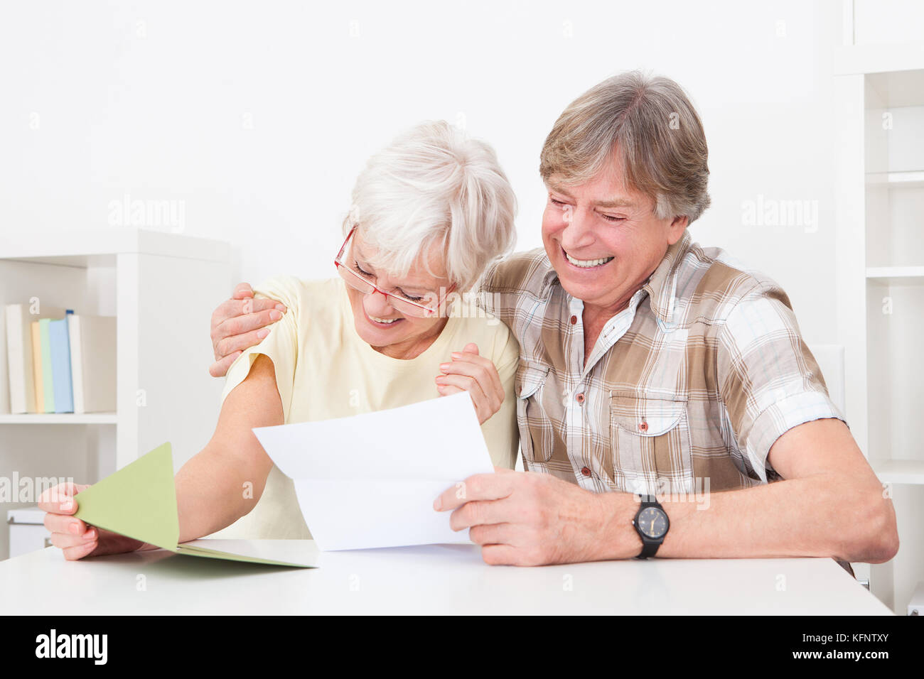 Portrait of happy senior couple reading lettre ensemble Banque D'Images