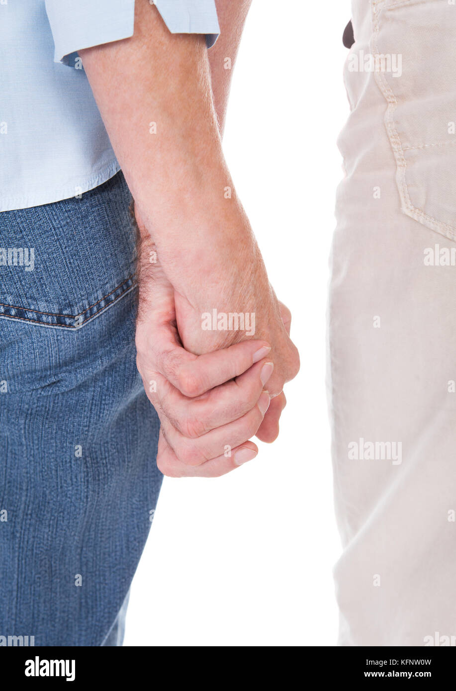Close-up of Senior Couple mains tenant l'autre sur fond blanc Banque D'Images