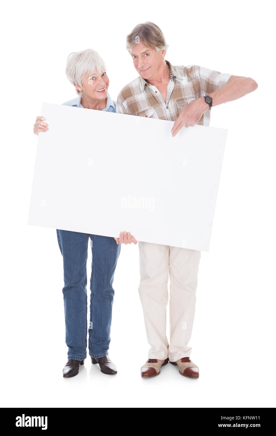 Quel beau Couple Senior détenant ensemble un tableau blanc en blanc sur fond blanc Banque D'Images Quel beau Couple Senior détenant ensemble un tableau blanc en blanc sur fond blanc Banque D'Images