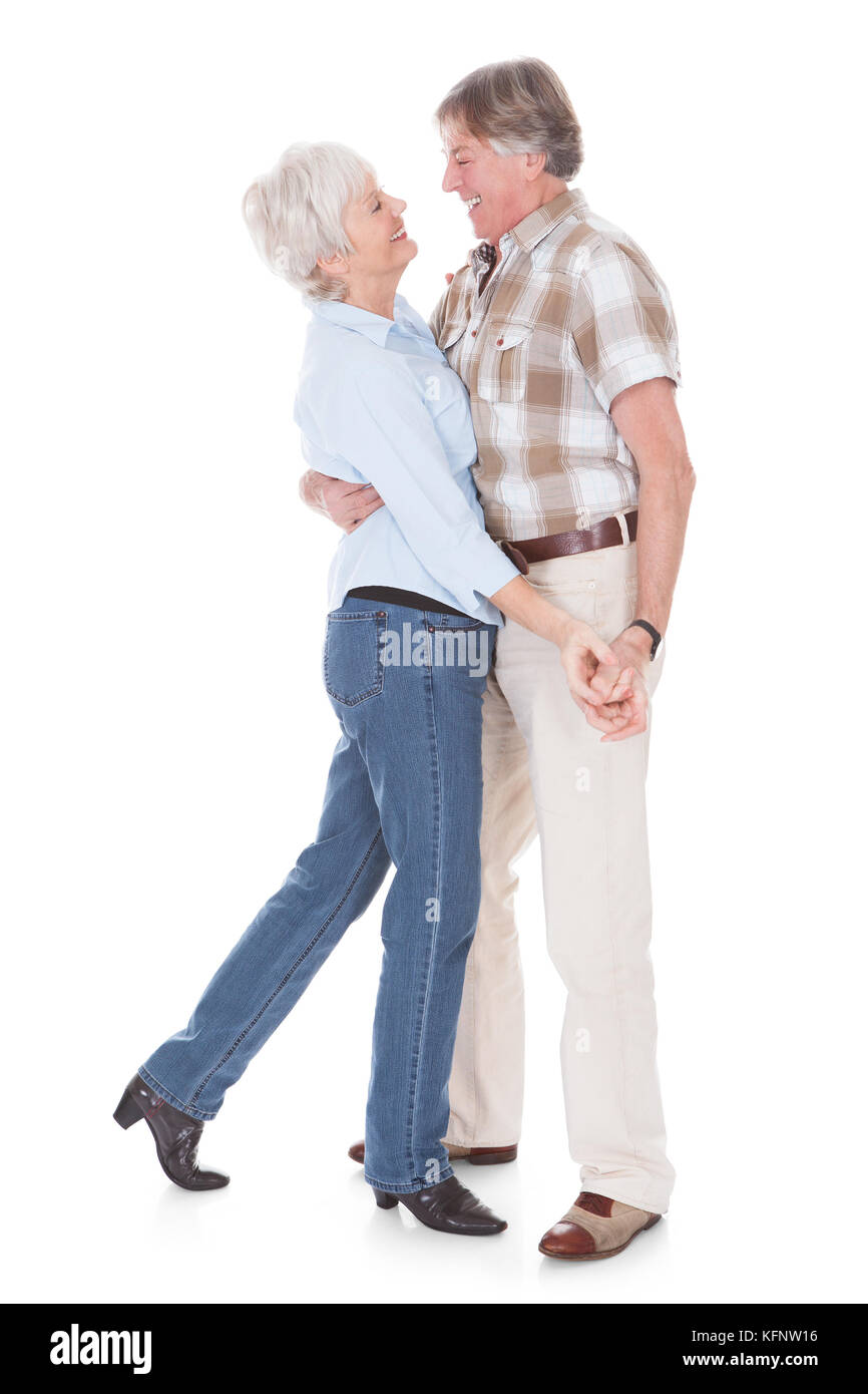 Portrait Of Happy Senior Couple Dancing sur fond blanc. Banque D'Images