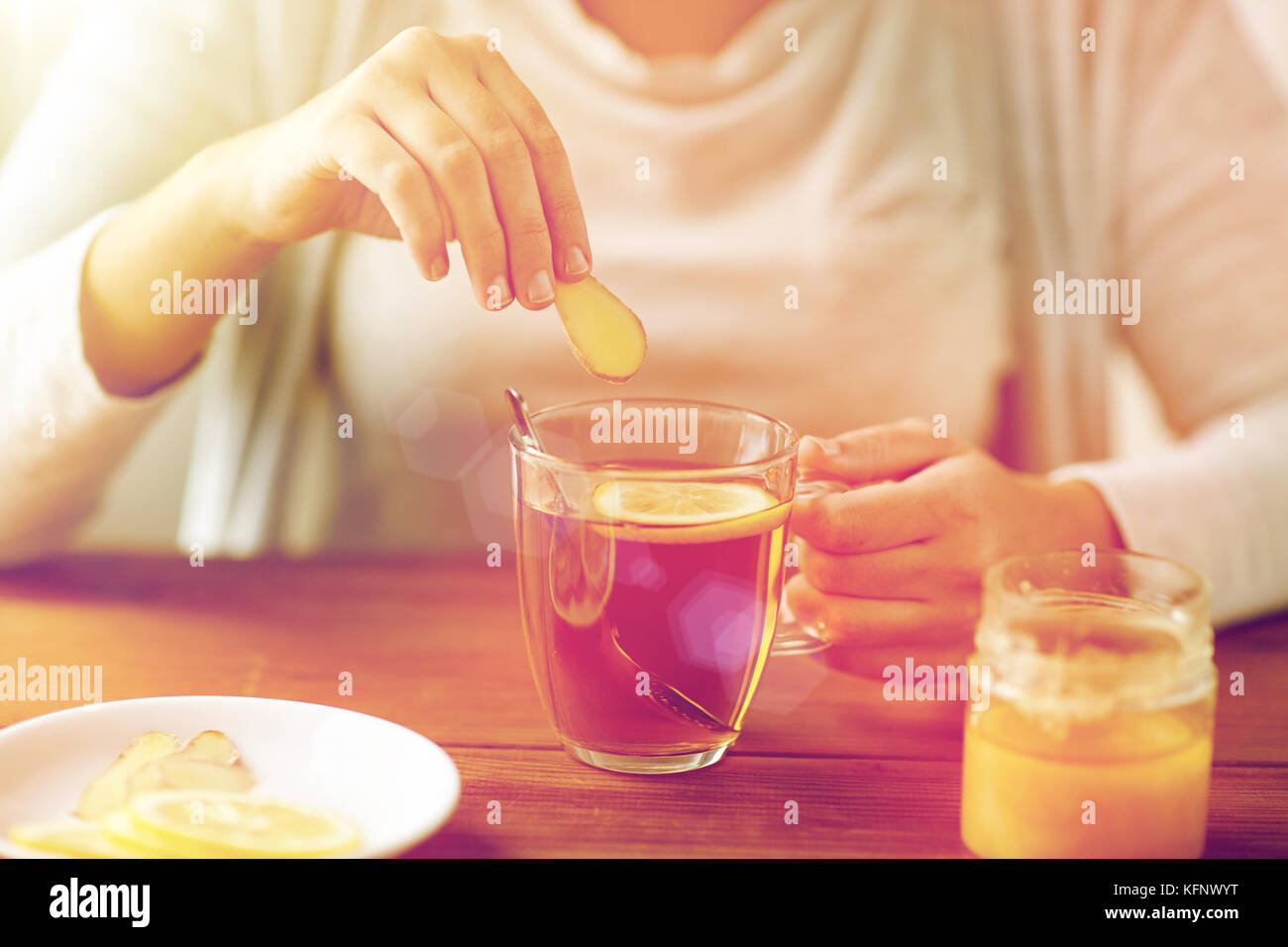 Portrait de femme malade de boire du thé au gingembre Banque D'Images