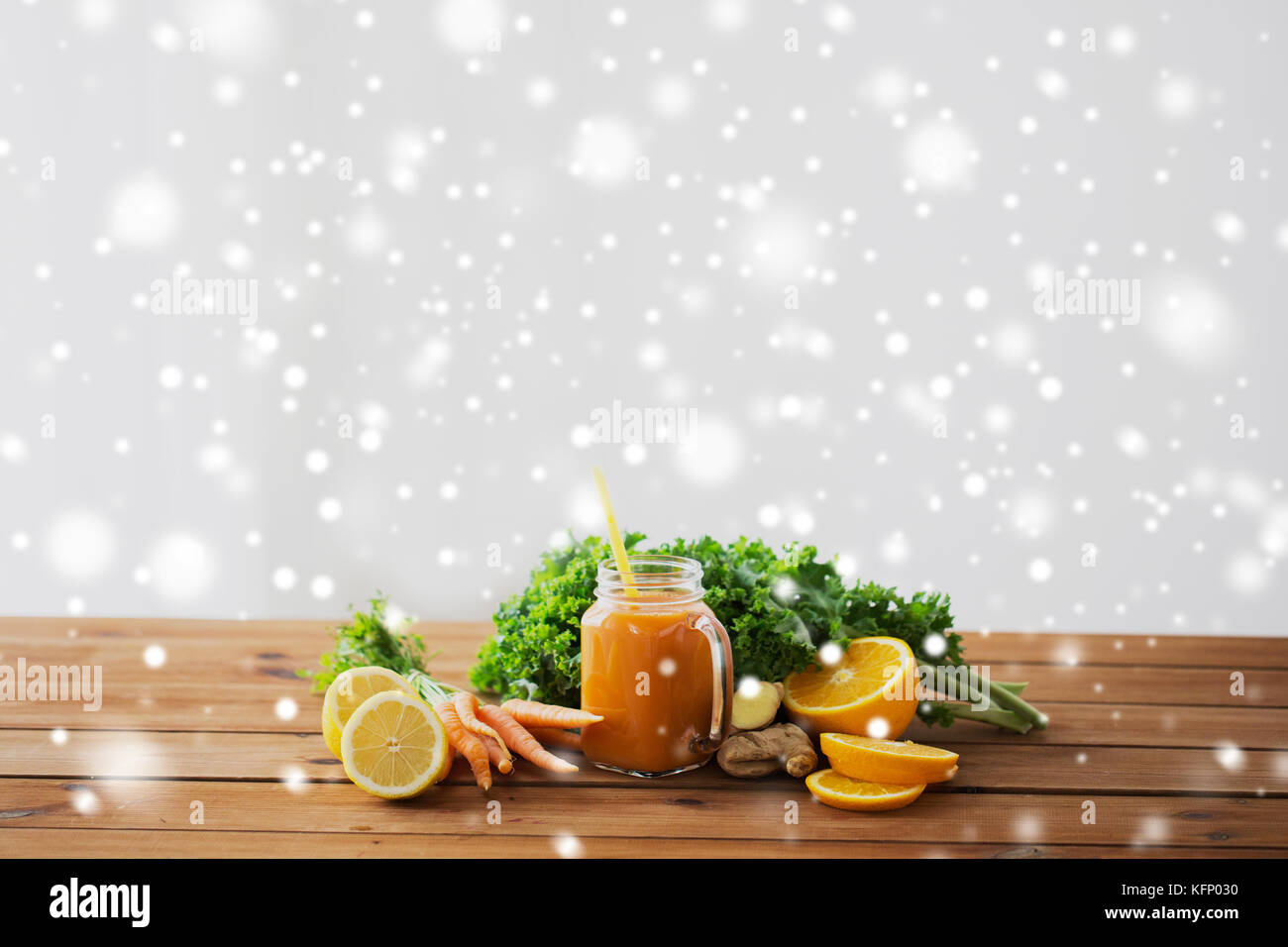 Verseuse en verre de jus de carotte, fruits et légumes Banque D'Images