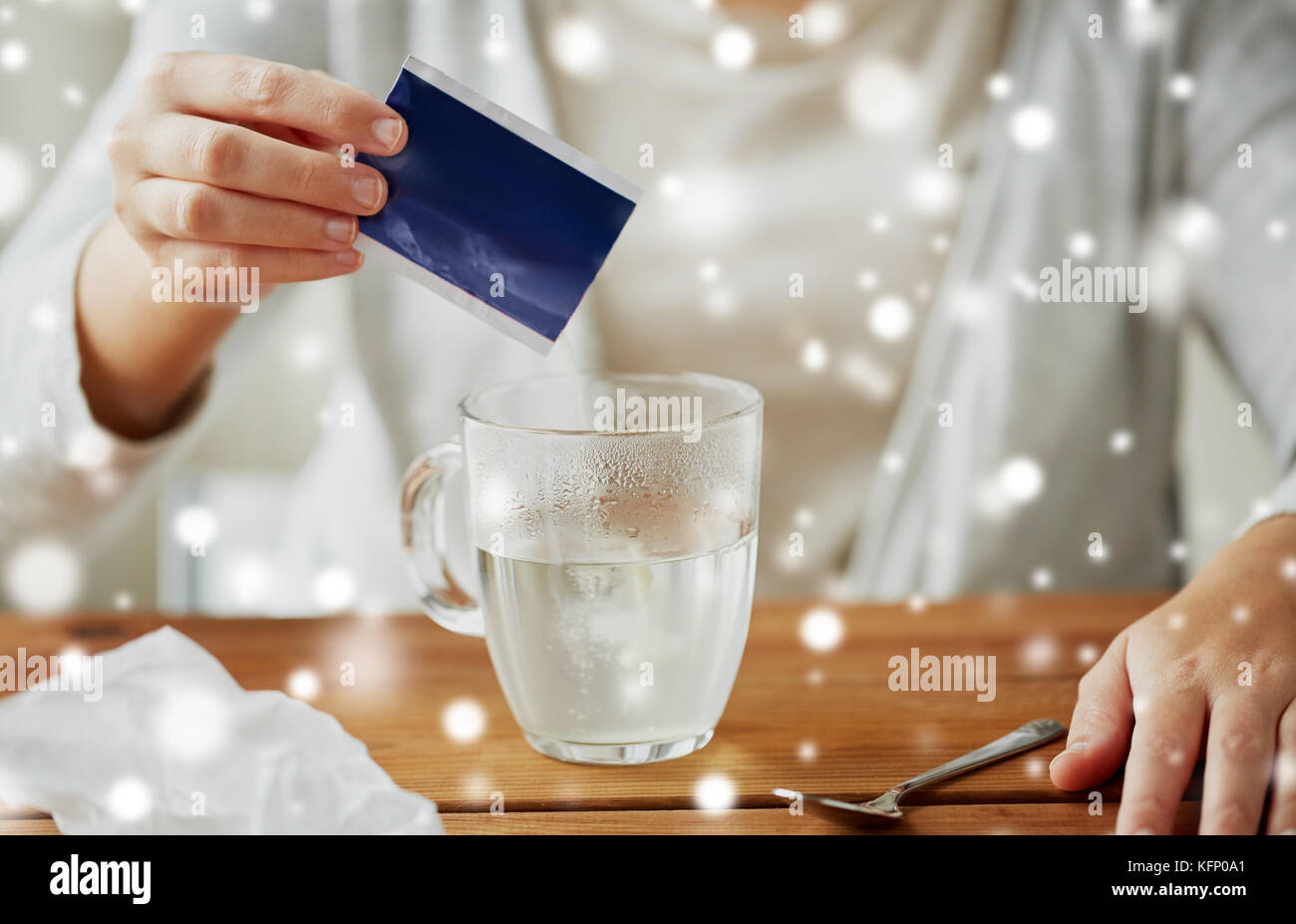 Close up of ill woman pouring médicament dans tasse Banque D'Images